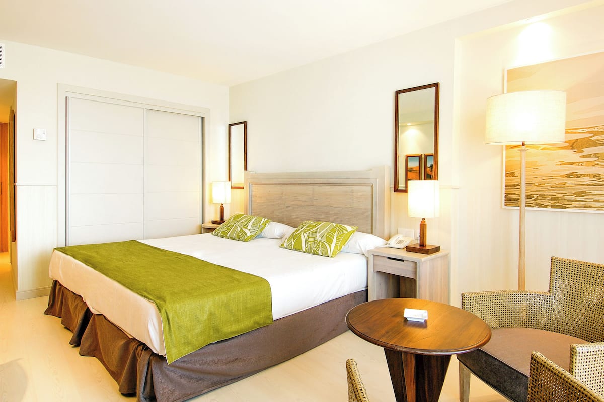 1 bedroom, premium bedding, down comforters, minibar