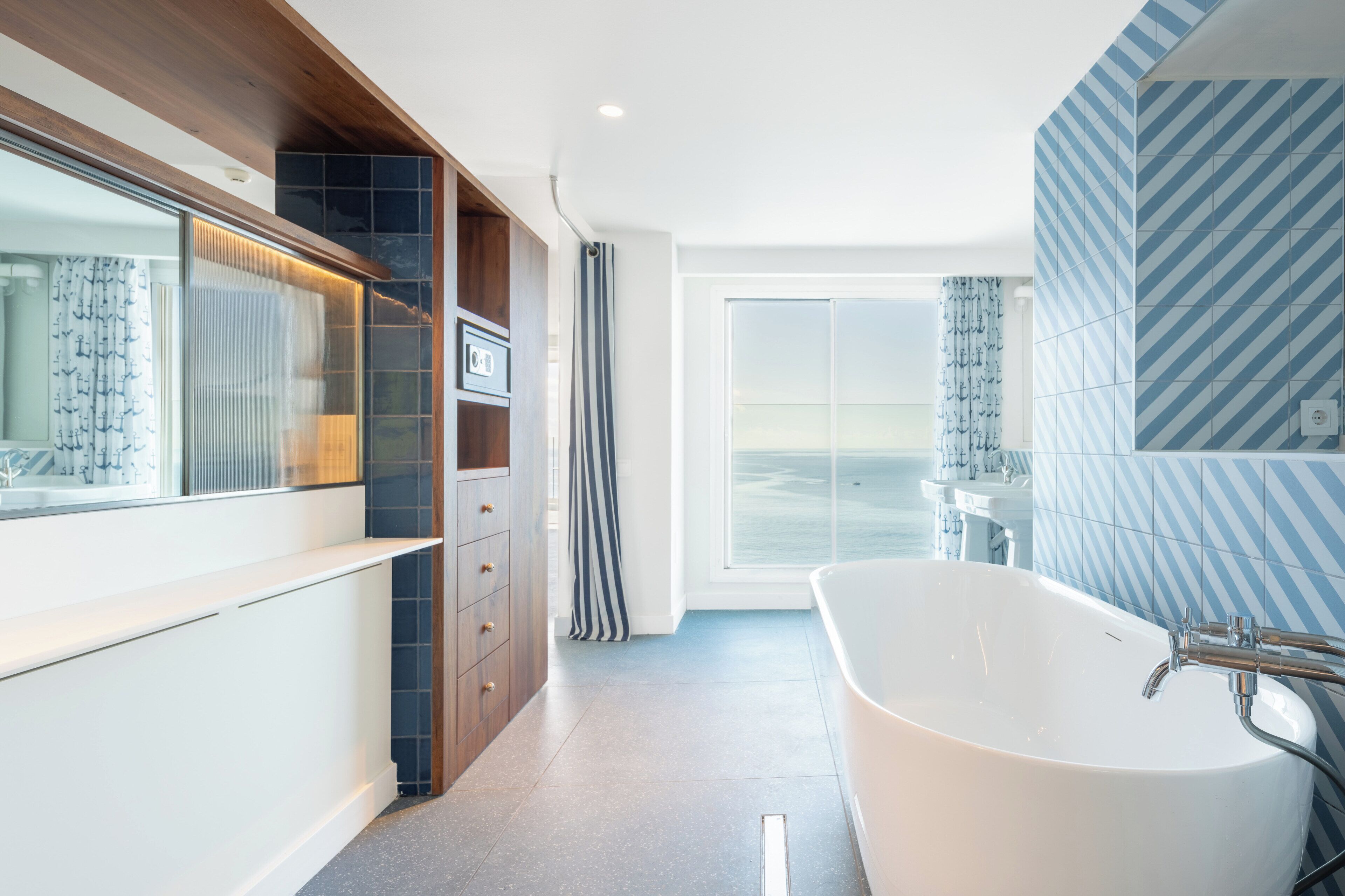 Junior Suite | Salle de bain | Articles de toilette écologiques, sèche-cheveux, peignoirs