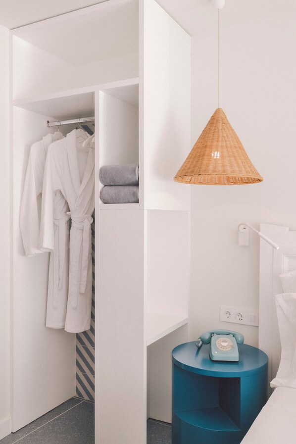 Ropa de cama de alta calidad, edredones de plumas, minibar y caja fuerte