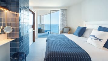 Suite | Bộ đồ giường cao cấp, chăn bông, bàn, màn/rèm cản sáng