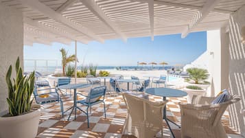 Poolside bar