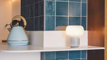 Bouilloire électrique, produits de nettoyage écologiques fournis