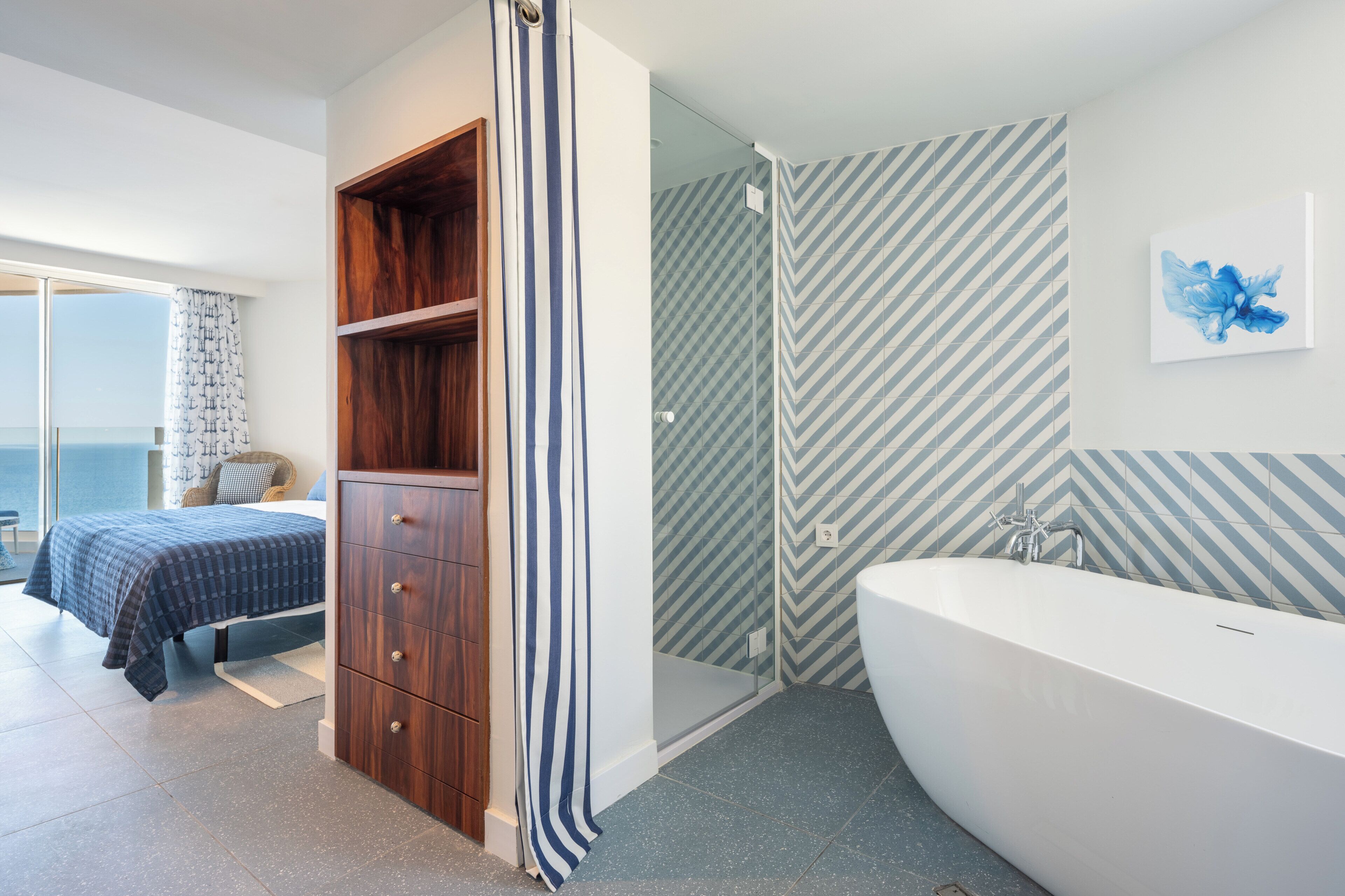 Un baño moderno con una bañera independiente, un box de ducha y un mueble de madera.