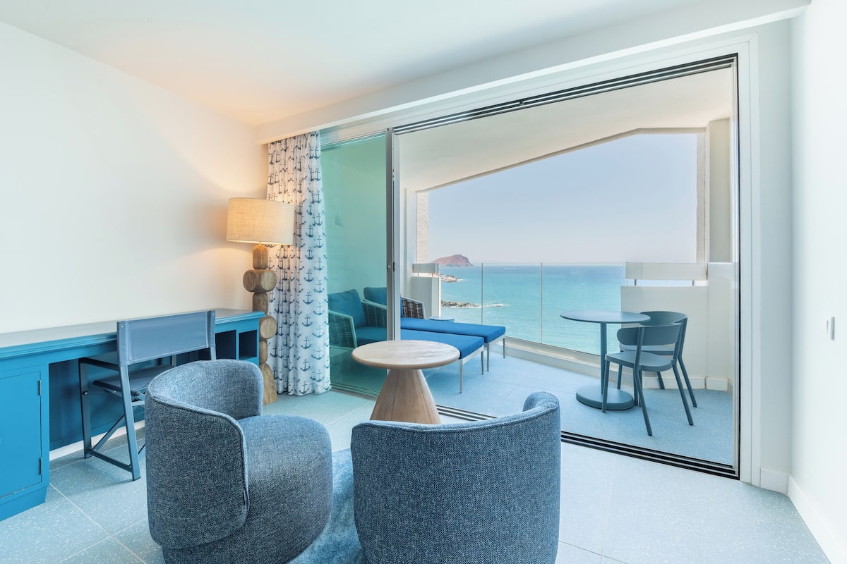 Select Room Sea Front | Premium bedding, down duvets, desk, blackout curtains
