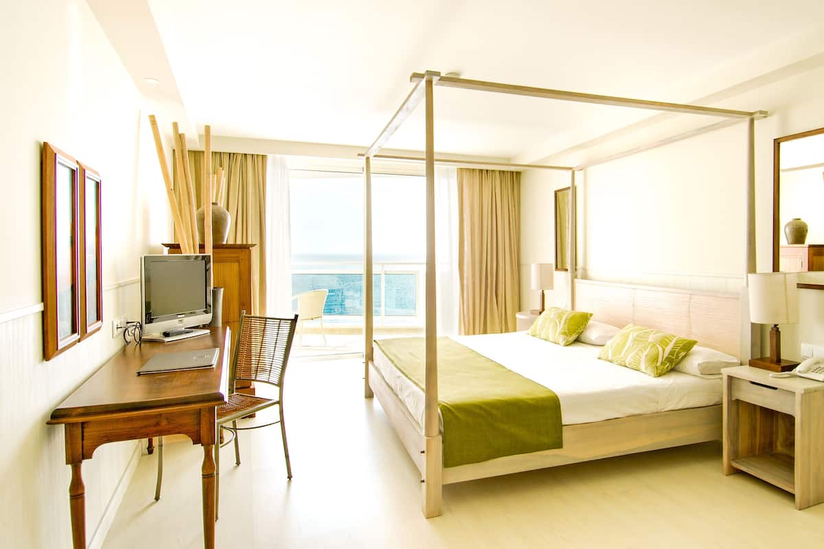 1 bedroom, premium bedding, down comforters, minibar
