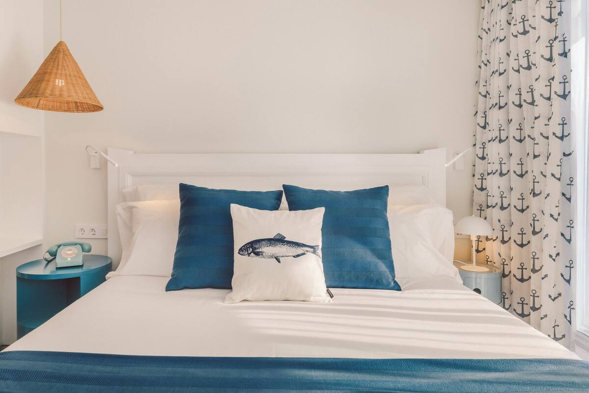 Premium bedding, down duvets, desk, blackout curtains