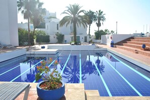 Outdoor pool, open 9:00 AM to 7:00 PM, pool umbrellas, sun loungers - Igoudar Appart-Hotel (Agadir)
