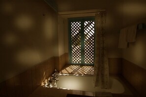 Vasca, set di cortesia gratuito, bidet, asciugamani