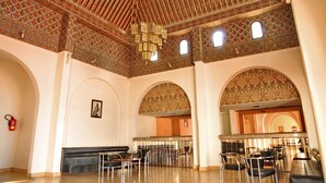 حمّام سباحة خارجي، مظلات على حمّام السباحة، مقاعد للتشمس