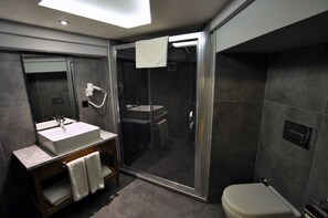 Family Room | Bathroom | Shower, free toiletries, hair dryer, slippers - Bergama Hotel (Istanbul)