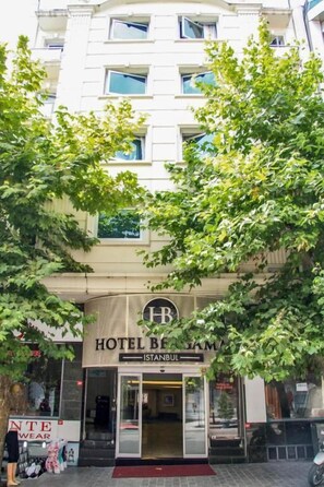 Triple Room | Premium bedding, minibar, in-room safe, desk - Bergama Hotel (Istanbul)