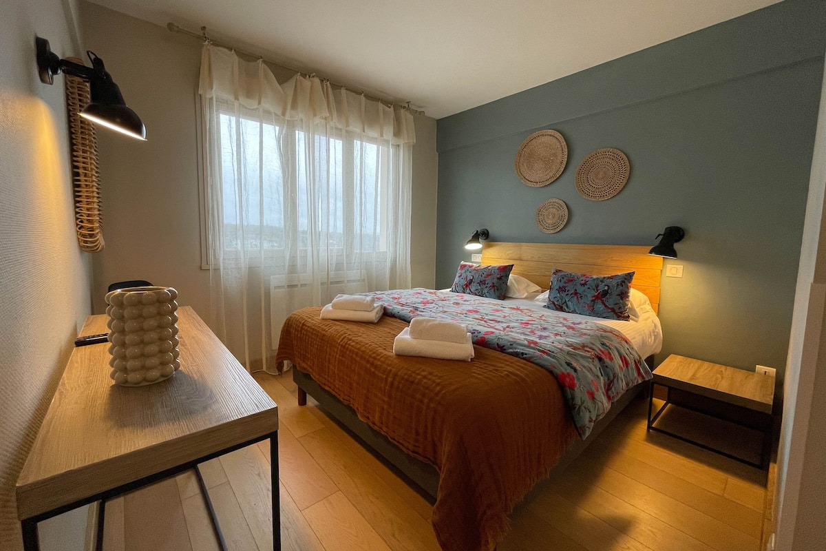 Desk, WiFi (free), bed sheets