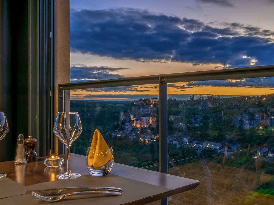 Frokost, lunsj og middag serveres, franske retter