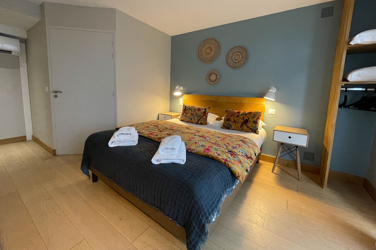 Desk, WiFi (free), bed sheets