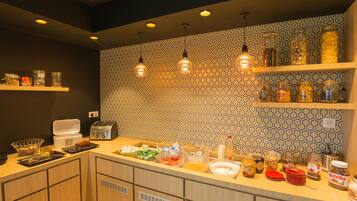 Petit déjeuner buffet (12 EUR par personne)