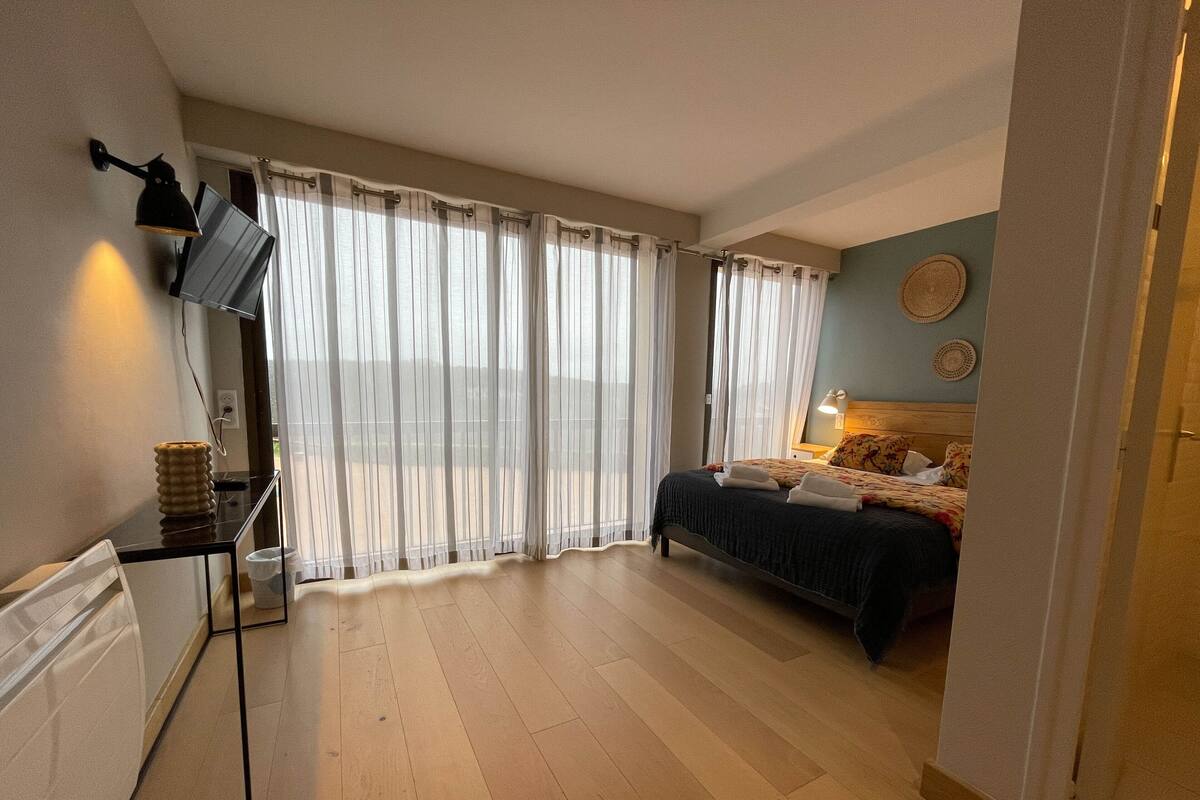 Desk, WiFi (free), bed sheets