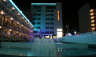 室内游泳池，季节性开放的室外游泳池，09:00 至 23:00 开放，日光浴躺椅