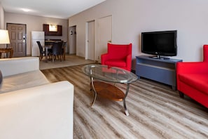 Ropa de cama de alta calidad y caja de seguridad en la habitación