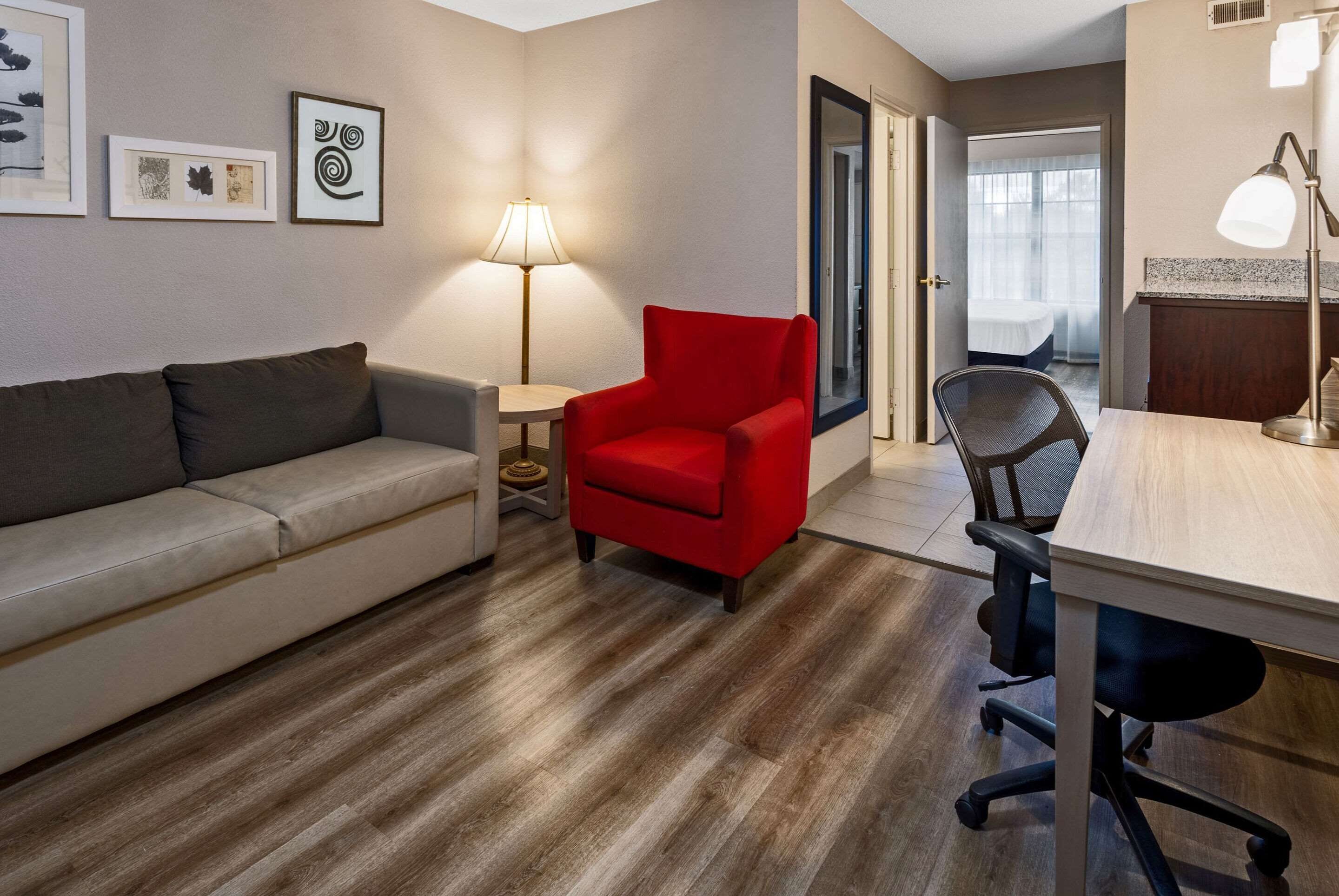 Ropa de cama de alta calidad y caja de seguridad en la habitación 