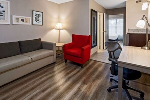 Ropa de cama de alta calidad y caja de seguridad en la habitación 