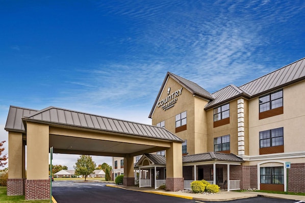 A Country Inn & Suites hotel with a covered entrance, multiple floors, and a parking lot.