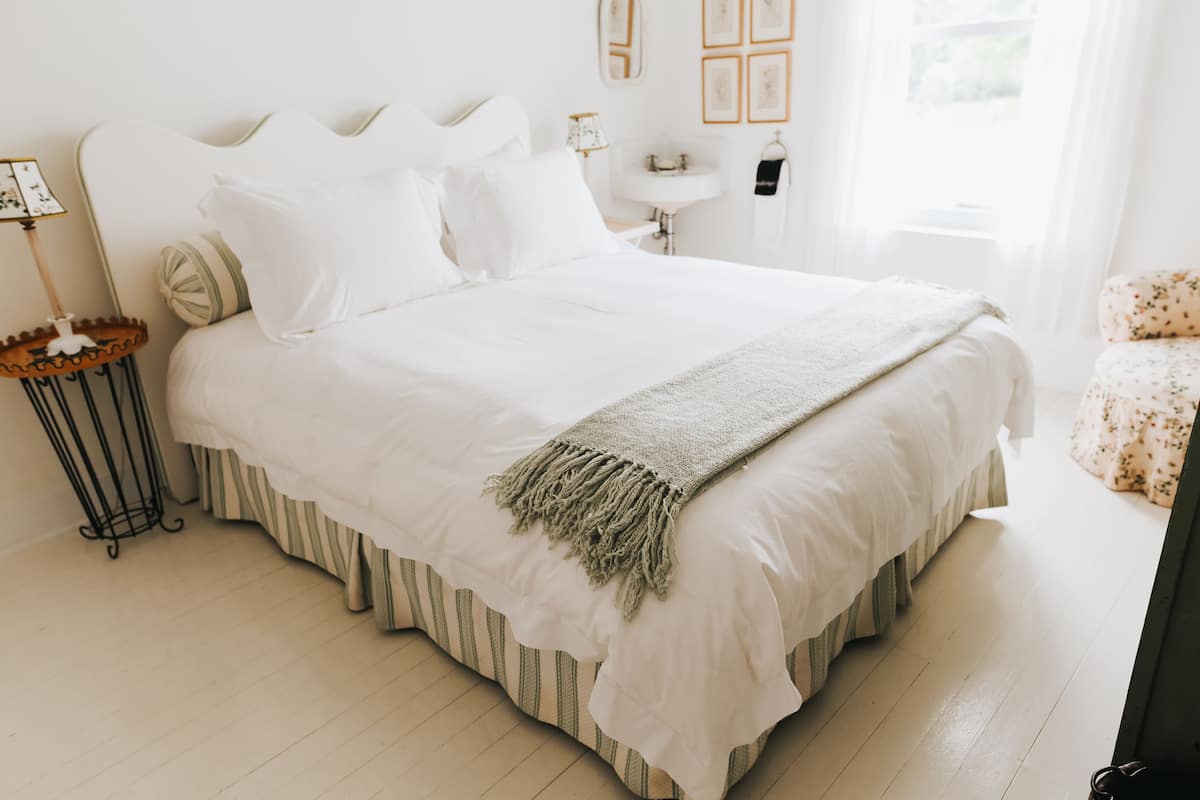 Habitación, 1 cama Queen size, baño compartido, vista al jardín | Sábanas italianas Frette, ropa de cama de alta calidad y edredón
