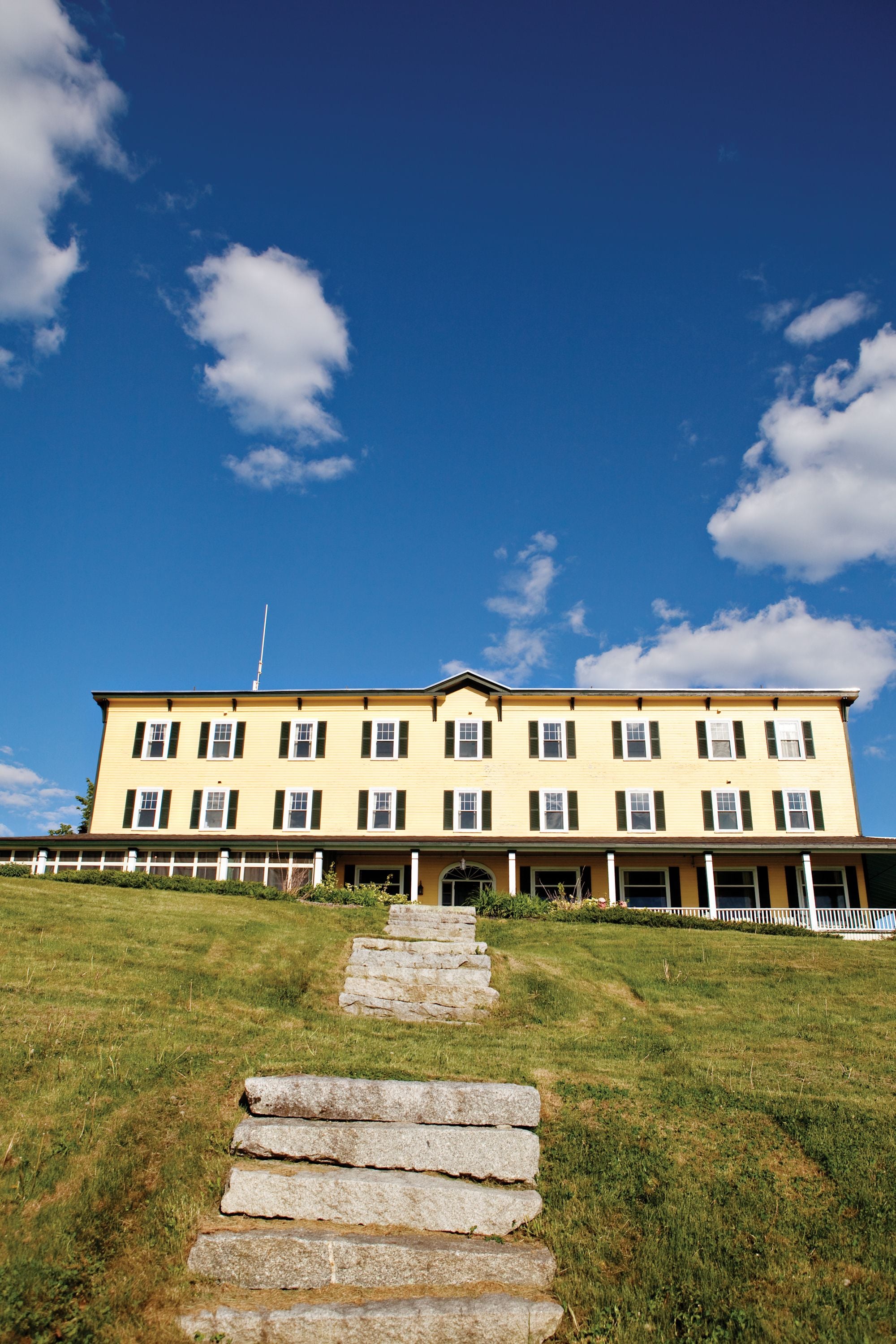 Vista frontal de la propiedad