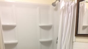 Bathroom shower - Niagara Falls Motel (Niagara Falls)