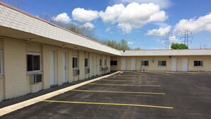 Limited parking - Niagara Falls Motel (Niagara Falls)
