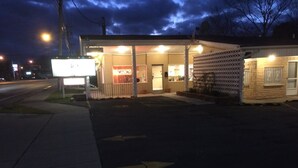 Front of property - evening/night - Niagara Falls Motel (Niagara Falls)