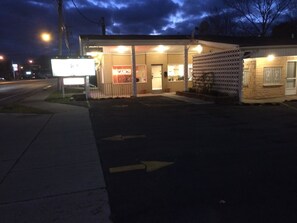 住宿正面 - 傍晚/夜晚