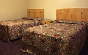 Economy-Doppelzimmer, 2 Doppelbetten | Kostenloses WLAN, Bettwäsche