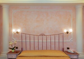 Superior-dobbeltværelse | Premium-sengetøj, minibar, pengeskab på værelset, skrivebord