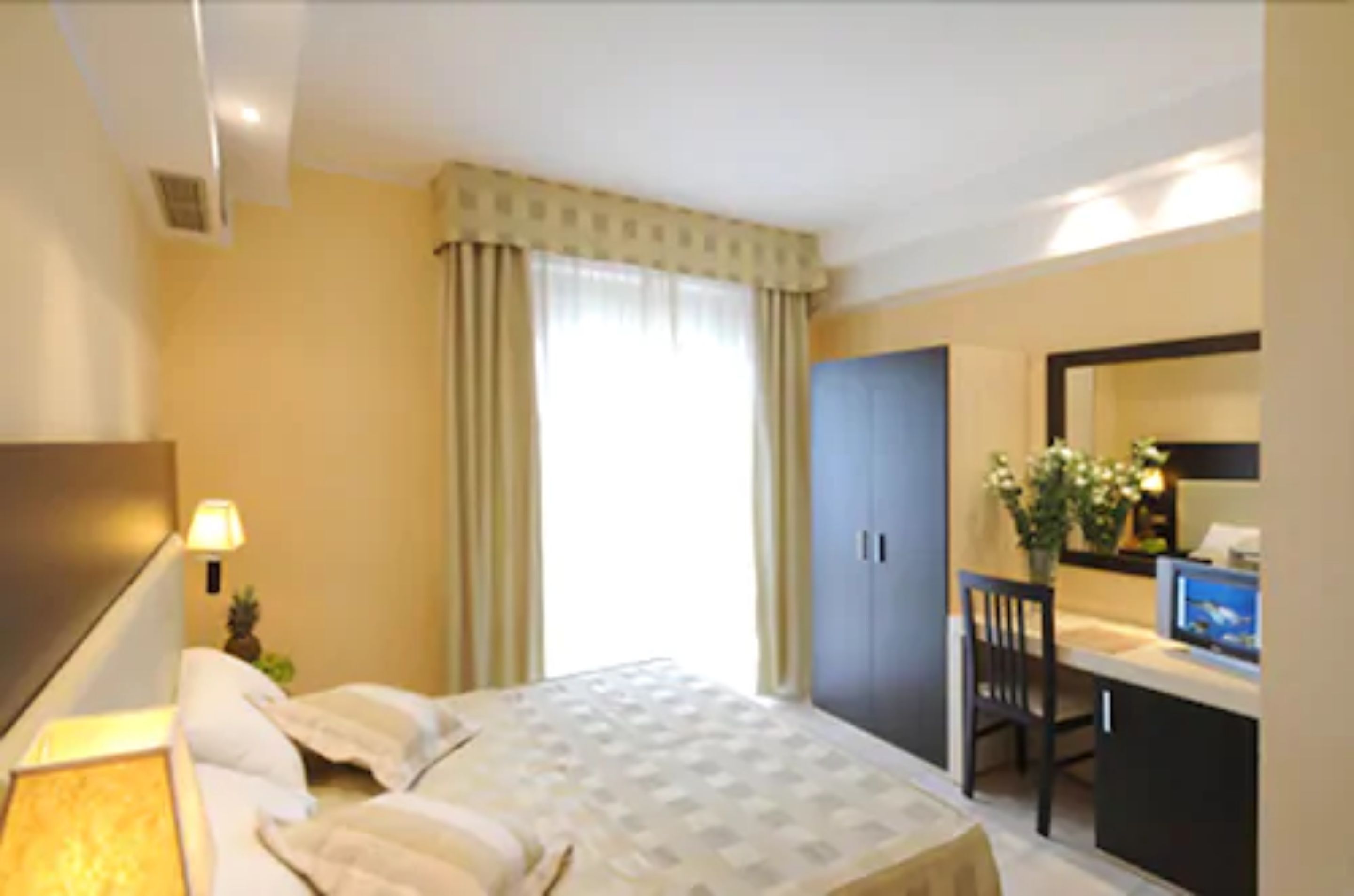 standard double room | minibar, in-room safe, desk, blackout curtains