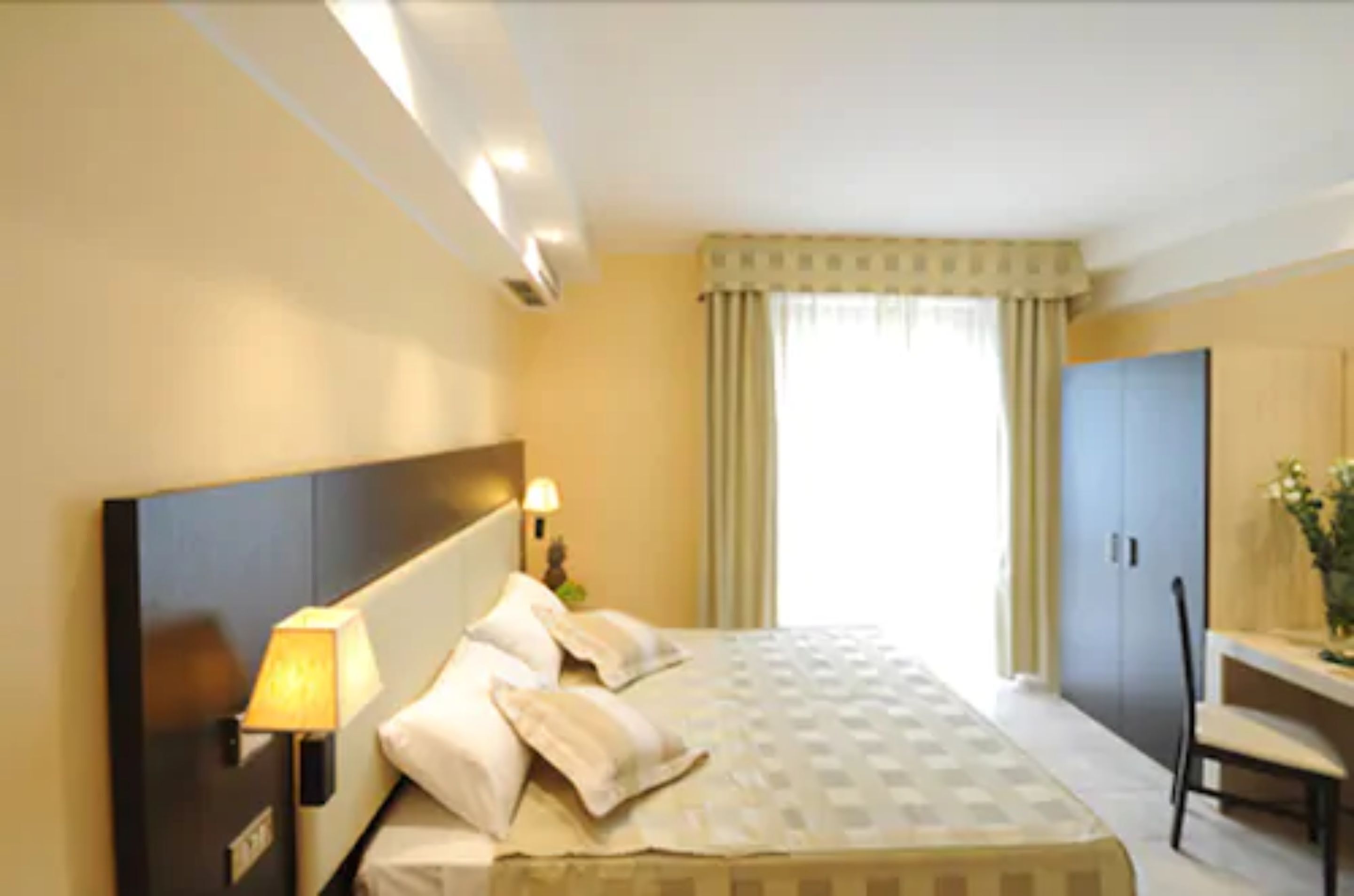 standard double room | minibar, in-room safe, desk, blackout curtains