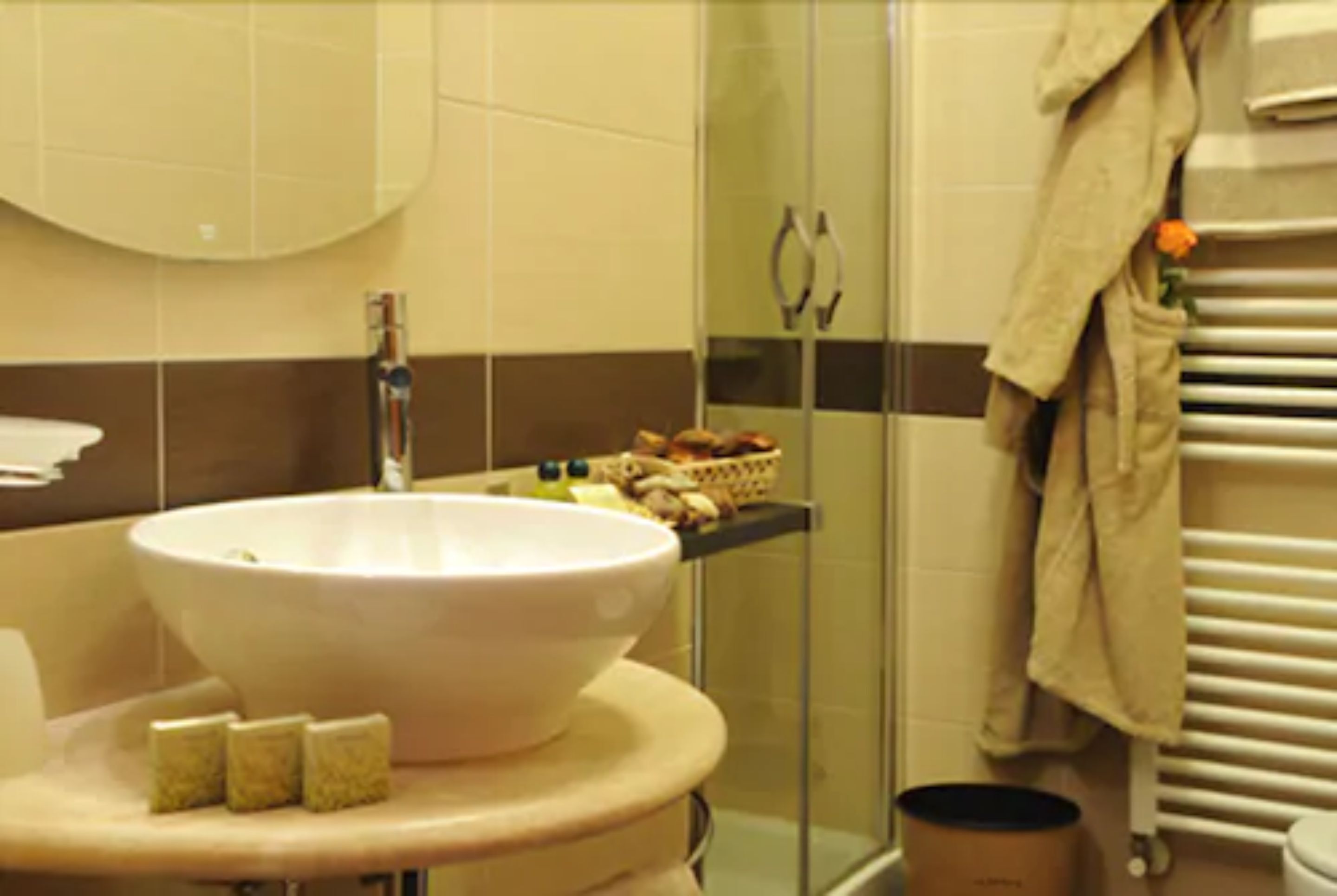 standard double room | bathroom | shower, free toiletries, hair dryer, slippers