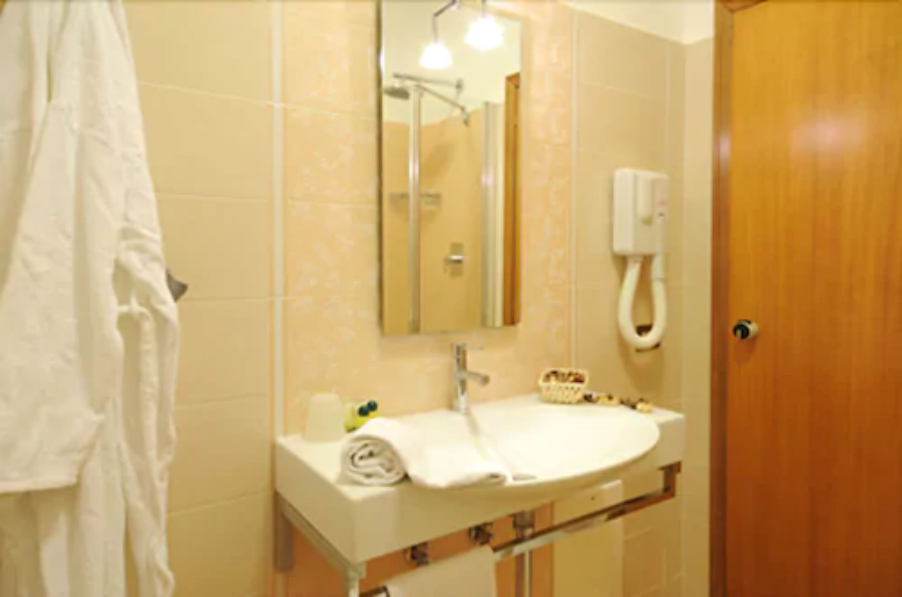 Regadera, amenidades de baño gratuitas, secadora de cabello, pantuflas 