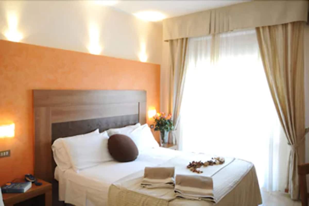 Superior Double Room | Minibar, in-room safe, desk, blackout drapes