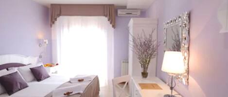 Dobbelt- eller tomannsrom – superior | Minibar, safe på rommet, skrivebord og blendingsgardiner