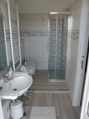 Superior Double Room, 1 Bedroom, Balcony | Bathroom | Hair dryer, bidet, towels - Hotel Stefan (Gatteo)