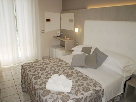 Habitación triple | Caja fuerte, escritorio, sistema de insonorización y wifi gratis. Hotel Stefan