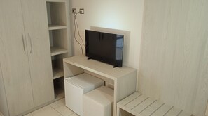 Caja de seguridad en la habitación y escritorio 