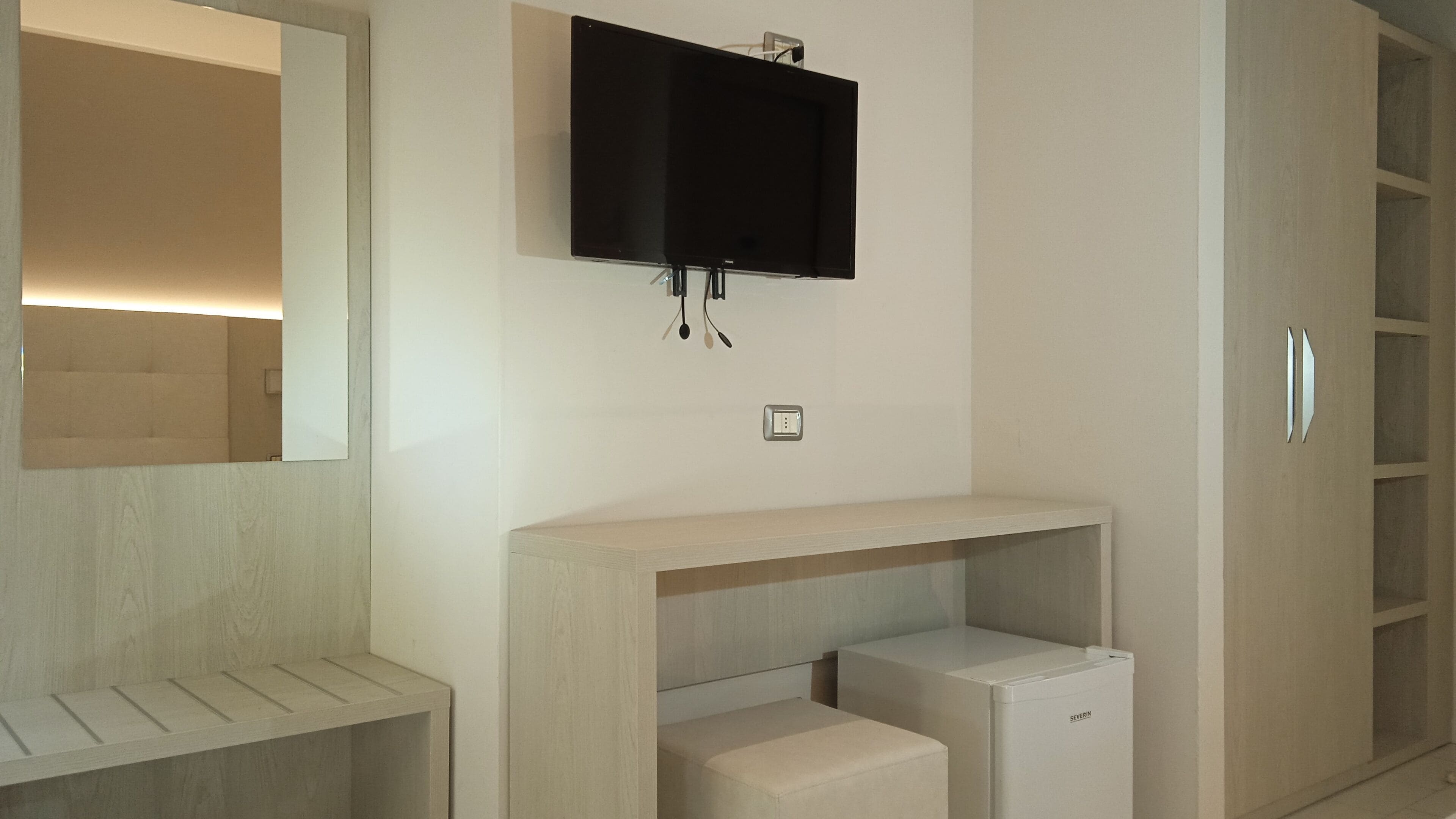 double room | 1 bedroom, in-room safe, desk, soundproofing