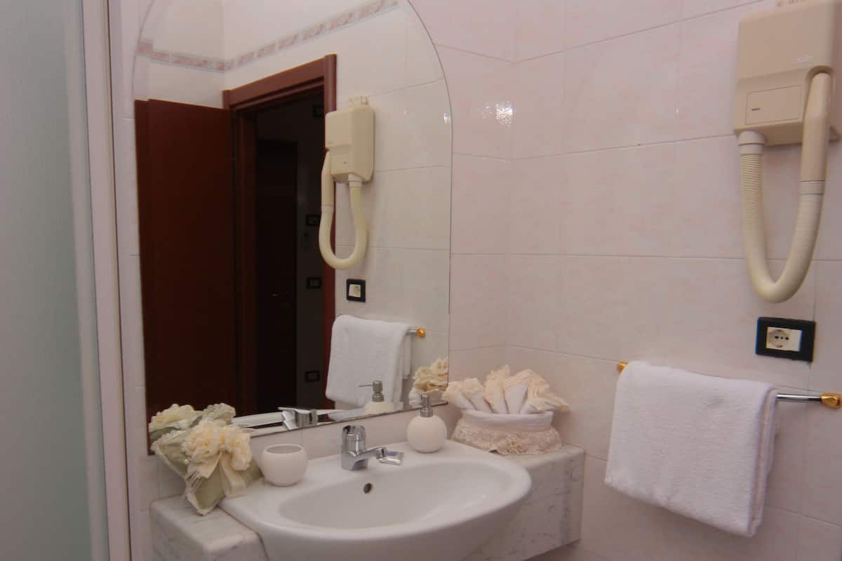 Economy Quadruple Room | Bathroom | Hair dryer, bidet, towels