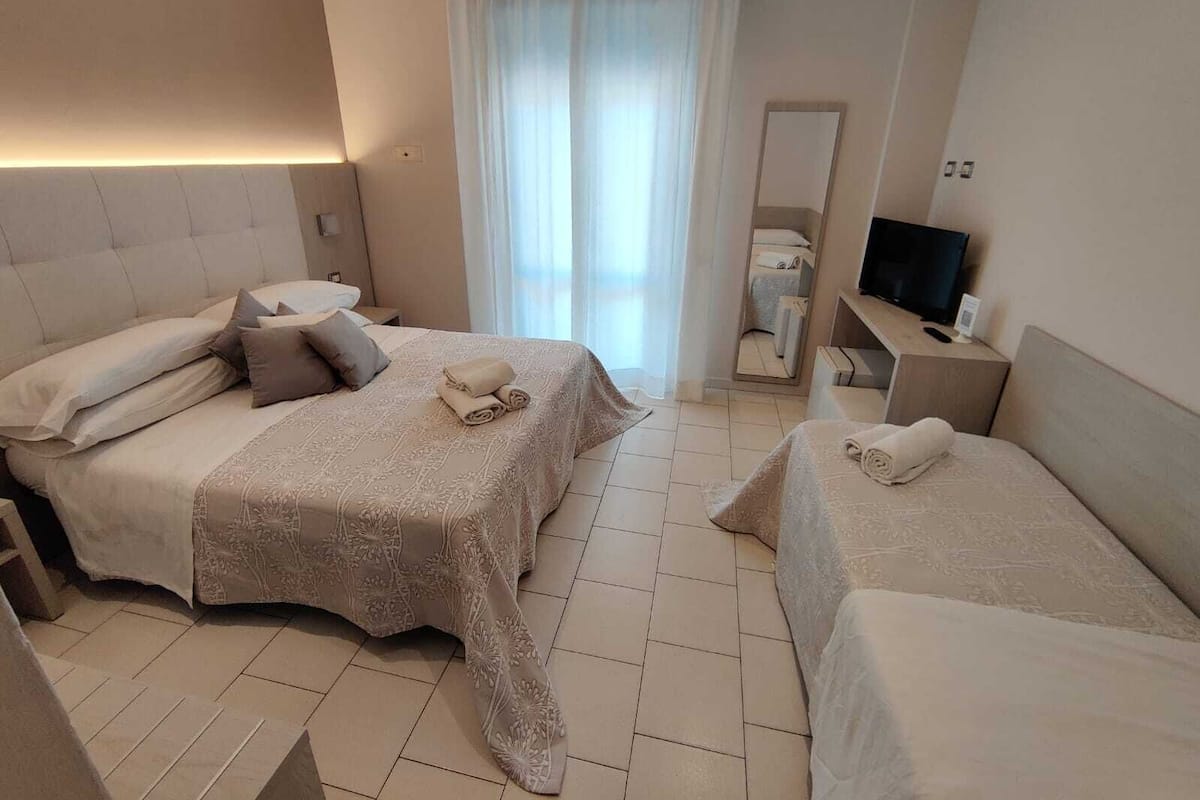 Triple Room | 1 bedroom, in-room safe, desk, soundproofing