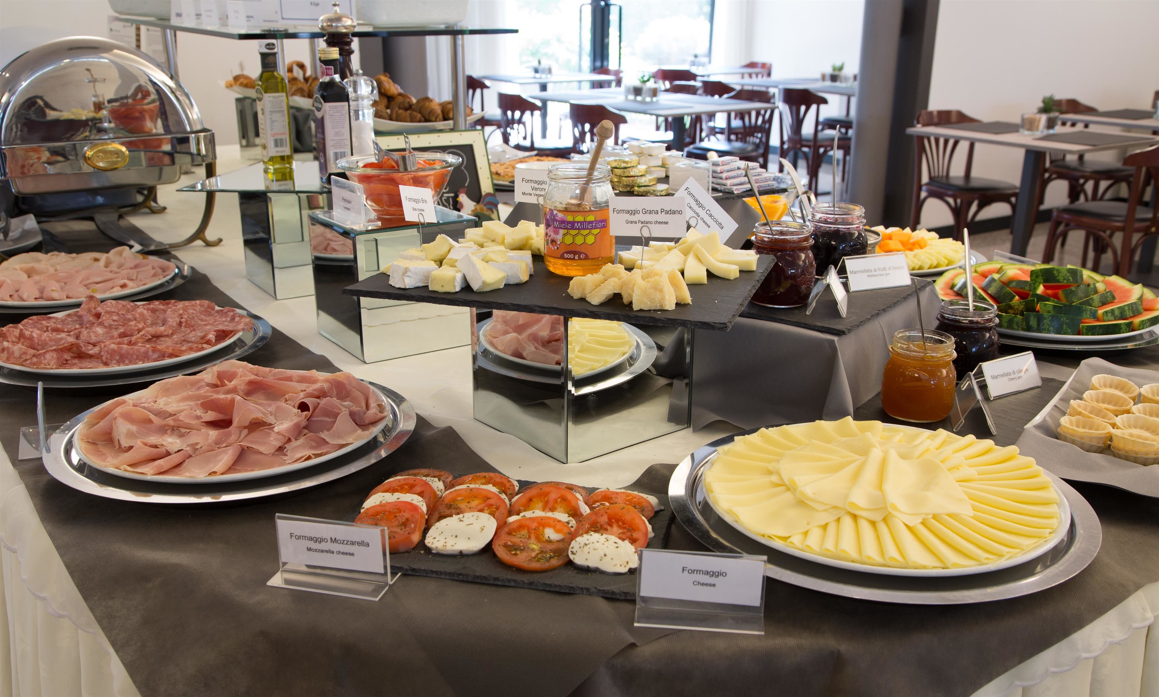 Petit déjeuner buffet servi tous les jours en supplément