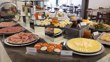 Petit déjeuner buffet servi tous les jours en supplément