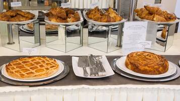 Petit déjeuner buffet (9 EUR par personne)
