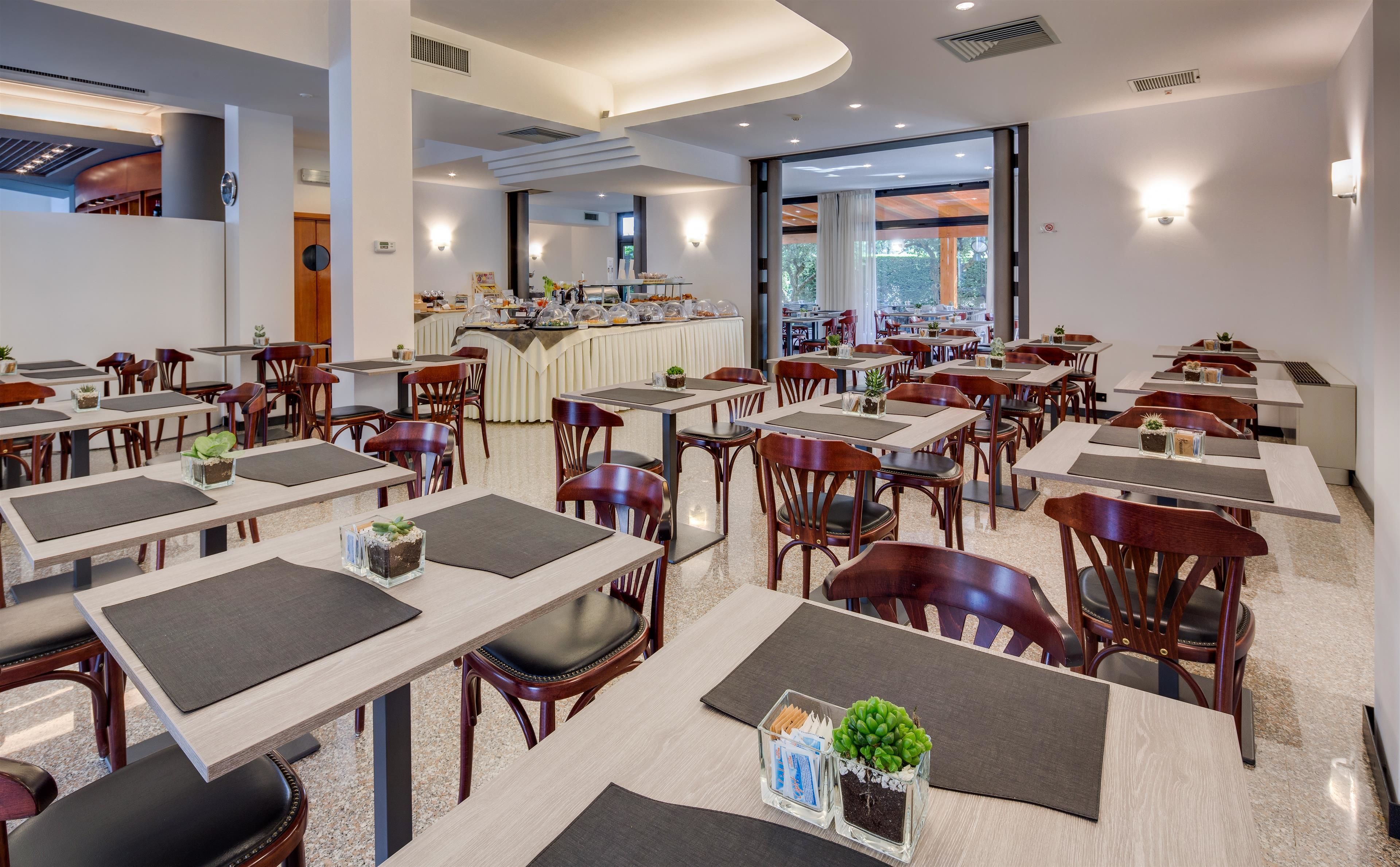 Tägliches Frühstücksbuffet (9 EUR pro Person)