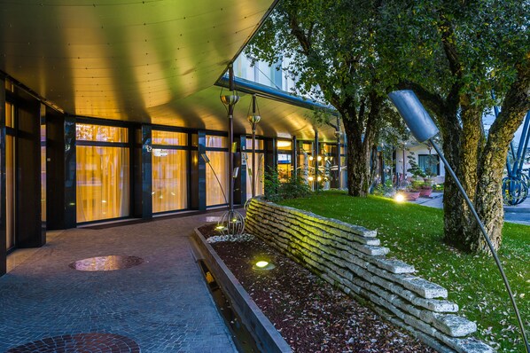 Fassade der Unterkunft – Abend/Nacht